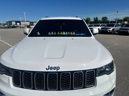 Used 2021 Jeep Grand Cherokee Laredo w/ Security & Convenience Group AWD/4WD image 3