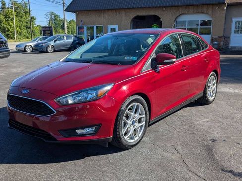 Used 2015 Ford Focus SE w/ Equipment Group 201A FWD image 2