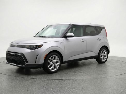 Used 2025 Kia Soul LX w/ LX Technology Package image 3
