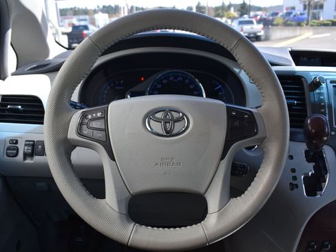 Used 2013 Toyota Sienna XLE w/ Premium Pkg image 9