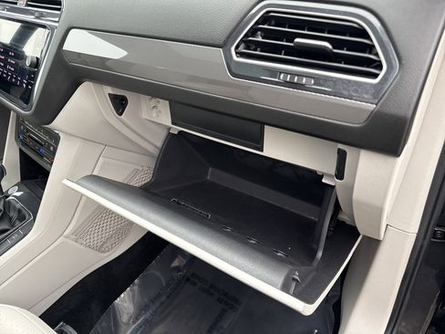 Used 2023 Volkswagen Tiguan SE R-Line image 33