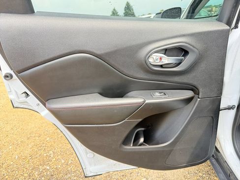 Used 2019 Jeep Cherokee Trailhawk AWD/4WD image 35