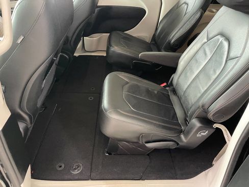 Used 2018 Chrysler Pacifica Touring-L image 20