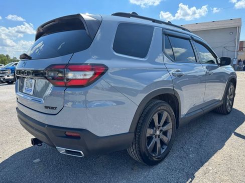 Used 2025 Honda Pilot Sport image 6