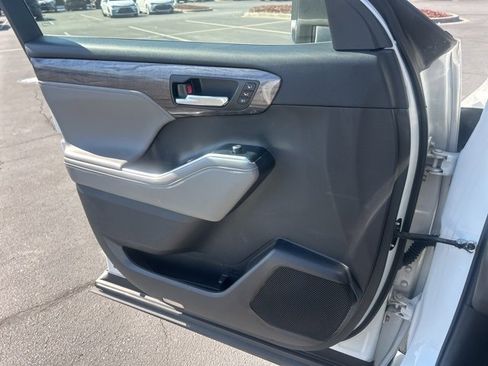 Used 2022 Toyota Highlander Platinum image 29