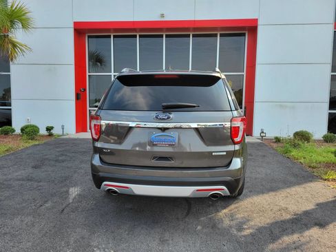 Used 2017 Ford Explorer XLT FWD image 5