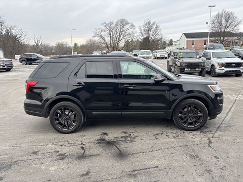 Used 2018 Ford Explorer XLT w/ Equipment Group 202A image 4
