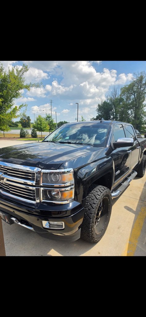 Used 2015 Chevrolet Silverado 1500 High Country w/ High Country Premium Package AWD/4WD image 2