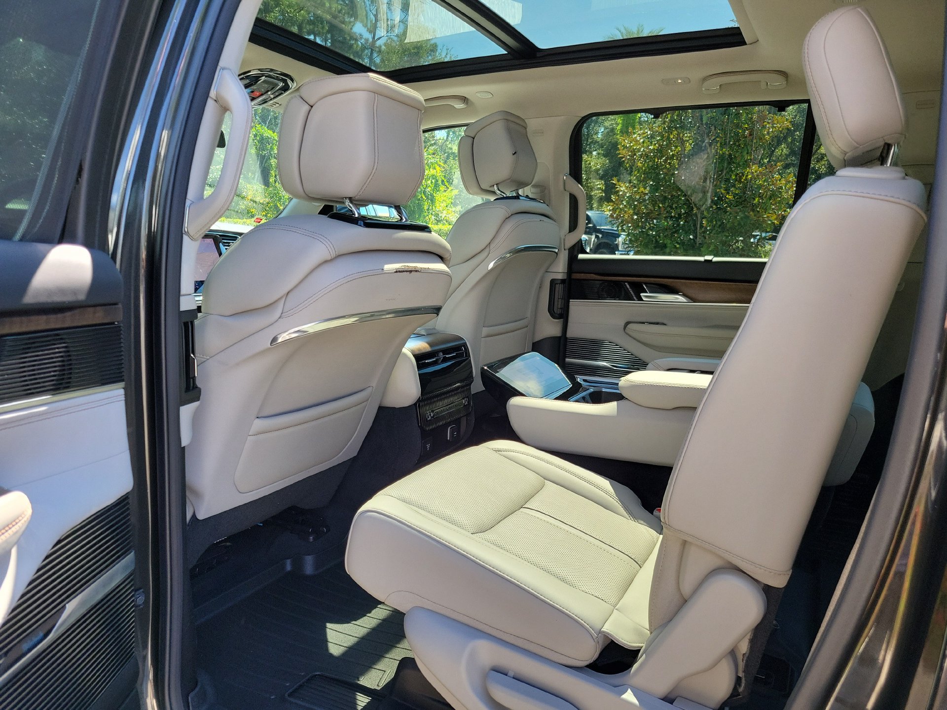 Used 2023 Jeep Grand Wagoneer 4WD image 15