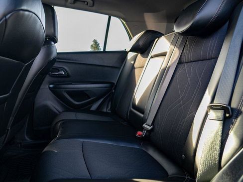 Used 2022 Chevrolet Trax LT w/ LT Convenience Package image 24