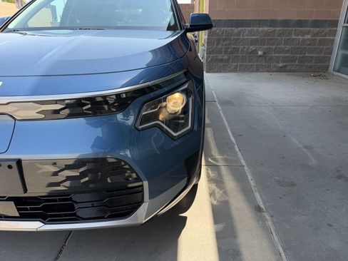 Used 2025 Kia Niro Wind FWD image 11