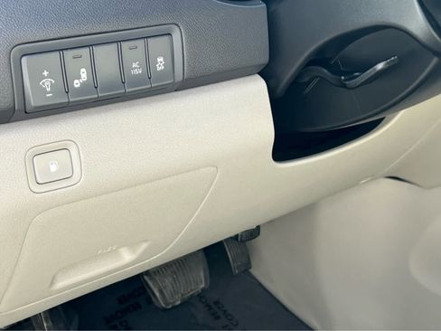 Used 2016 Kia Sedona SX image 31