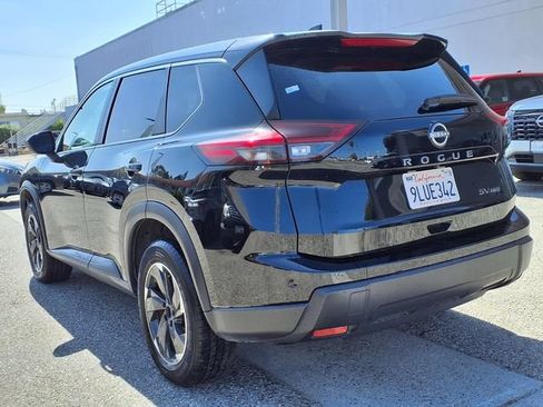Used 2024 Nissan Rogue SV AWD/4WD image 3