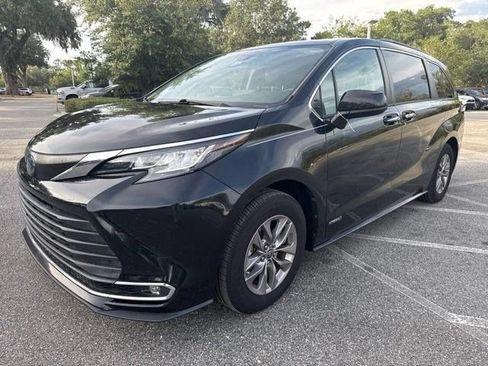 Used 2021 Toyota Sienna XLE FWD image 1