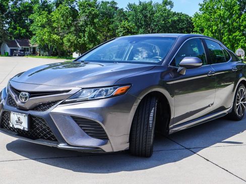 Used 2018 Toyota Camry SE FWD image 3