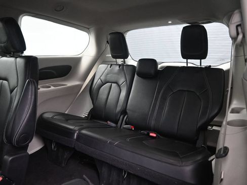 Used 2024 Chrysler Pacifica Touring-L FWD image 25