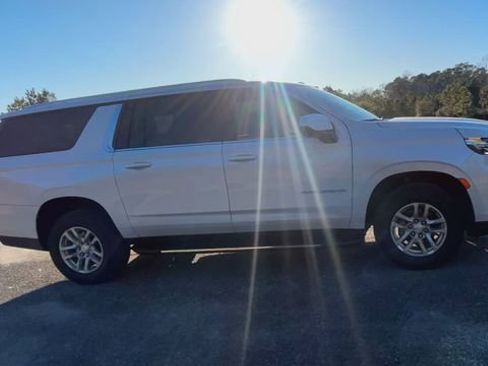Used 2022 Chevrolet Suburban LT RWD image 12