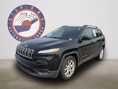 Used 2016 Jeep Cherokee Sport FWD image 2