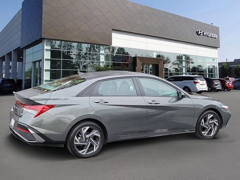 Used 2025 Hyundai Elantra SEL FWD image 2