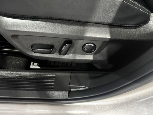 Used 2025 Nissan Rogue SL AWD/4WD image 18