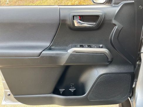 Used 2017 Toyota Tacoma TRD Off-Road image 6