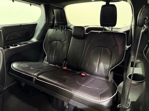 Used 2025 Chrysler Pacifica Limited FWD image 28