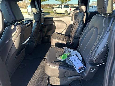 New 2026 Chrysler Pacifica Select image 40