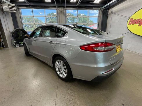 Used 2020 Ford Fusion SE FWD image 3