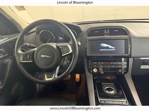 Used 2019 Jaguar F-PACE Prestige image 22
