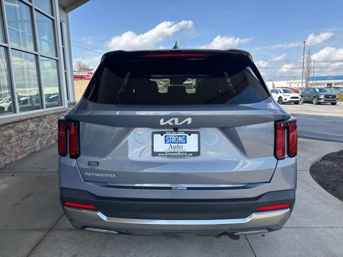 Used 2024 Kia Sorento S image 4
