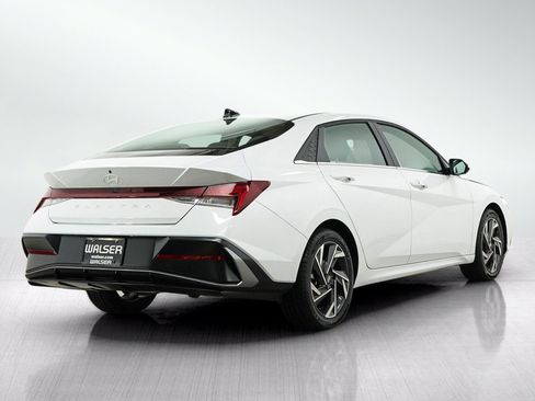 Used 2025 Hyundai Elantra SEL FWD image 5