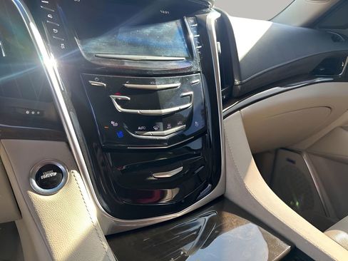 Used 2019 Cadillac Escalade Premium Luxury image 36