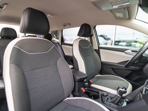 Used 2025 Volkswagen Taos SE image 16