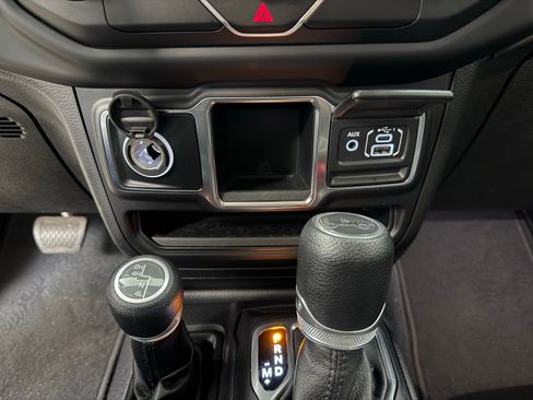 Used 2019 Jeep Wrangler Unlimited Sport image 18