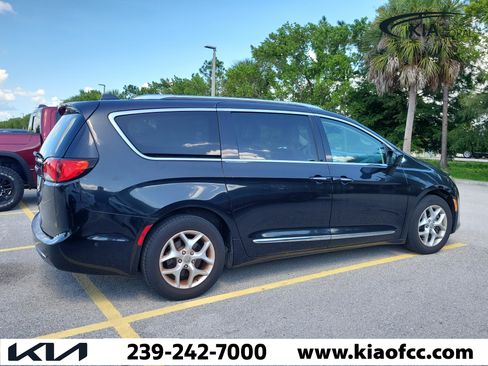 Used 2017 Chrysler Pacifica Touring-L Plus w/ Advanced Safetytec Group FWD image 7