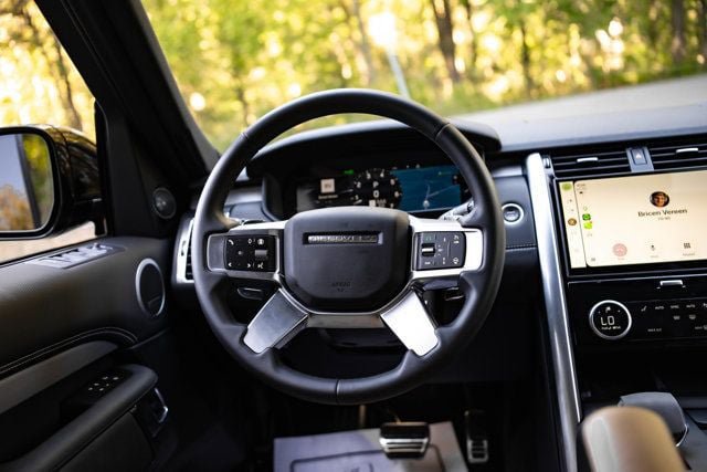 Used 2025 Land Rover Discovery Dynamic SE AWD/4WD image 18