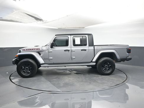Used 2020 Jeep Gladiator Overland image 2