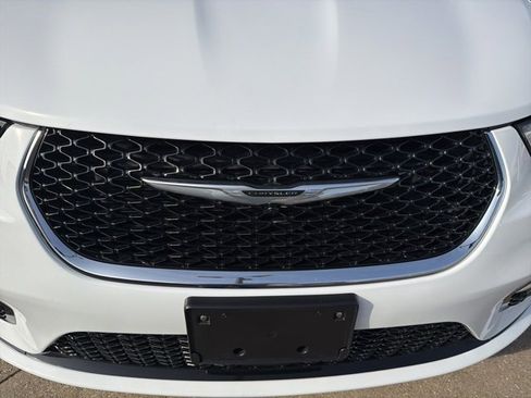 Used 2024 Chrysler Pacifica Touring-L image 14