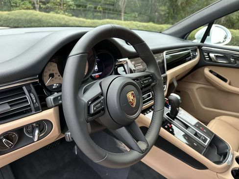 Certified 2026 Porsche Macan AWD/4WD image 10