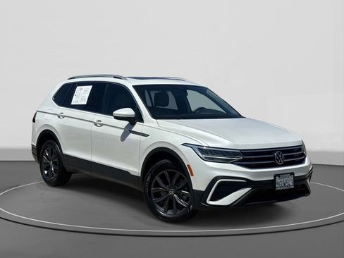 Used 2023 Volkswagen Tiguan SE w/ Panoramic Sunroof Package FWD image 1