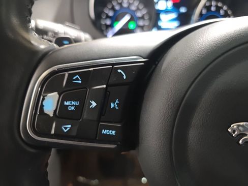 Used 2020 Jaguar F-PACE Premium image 20