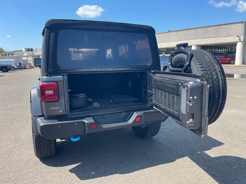 Used 2022 Jeep Wrangler Unlimited Sahara w/ Cold Weather Group AWD/4WD image 11