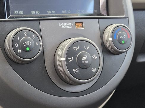 Used 2010 Kia Soul ! FWD image 20