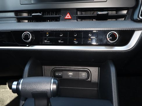 Used 2025 Kia Sportage LX FWD image 11