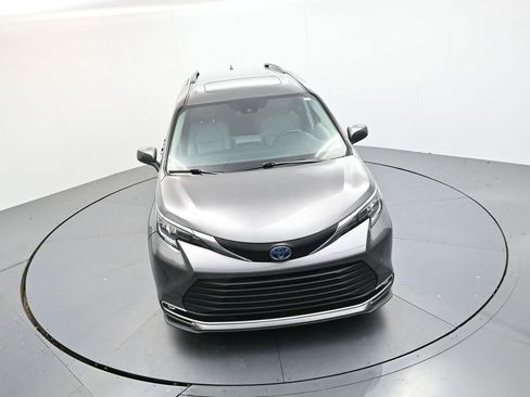 Used 2024 Toyota Sienna XLE image 21