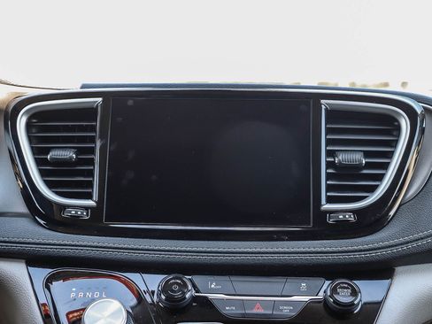 Used 2022 Chrysler Pacifica Touring-L FWD image 15