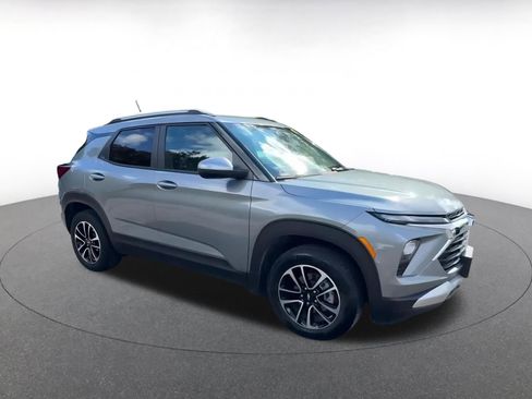 Used 2025 Chevrolet TrailBlazer LT image 2