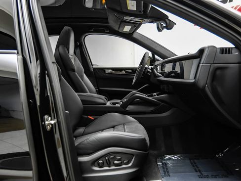 Used 2025 Porsche Cayenne GTS AWD/4WD image 49