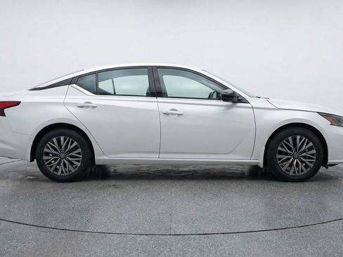 Used 2025 Nissan Altima 2.5 SV FWD image 11