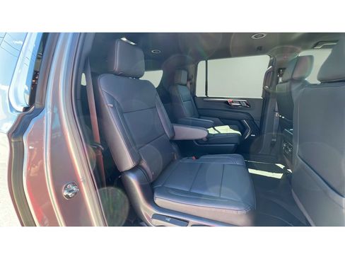 New 2026 Chevrolet Suburban LT w/ Comfort Package AWD/4WD image 31